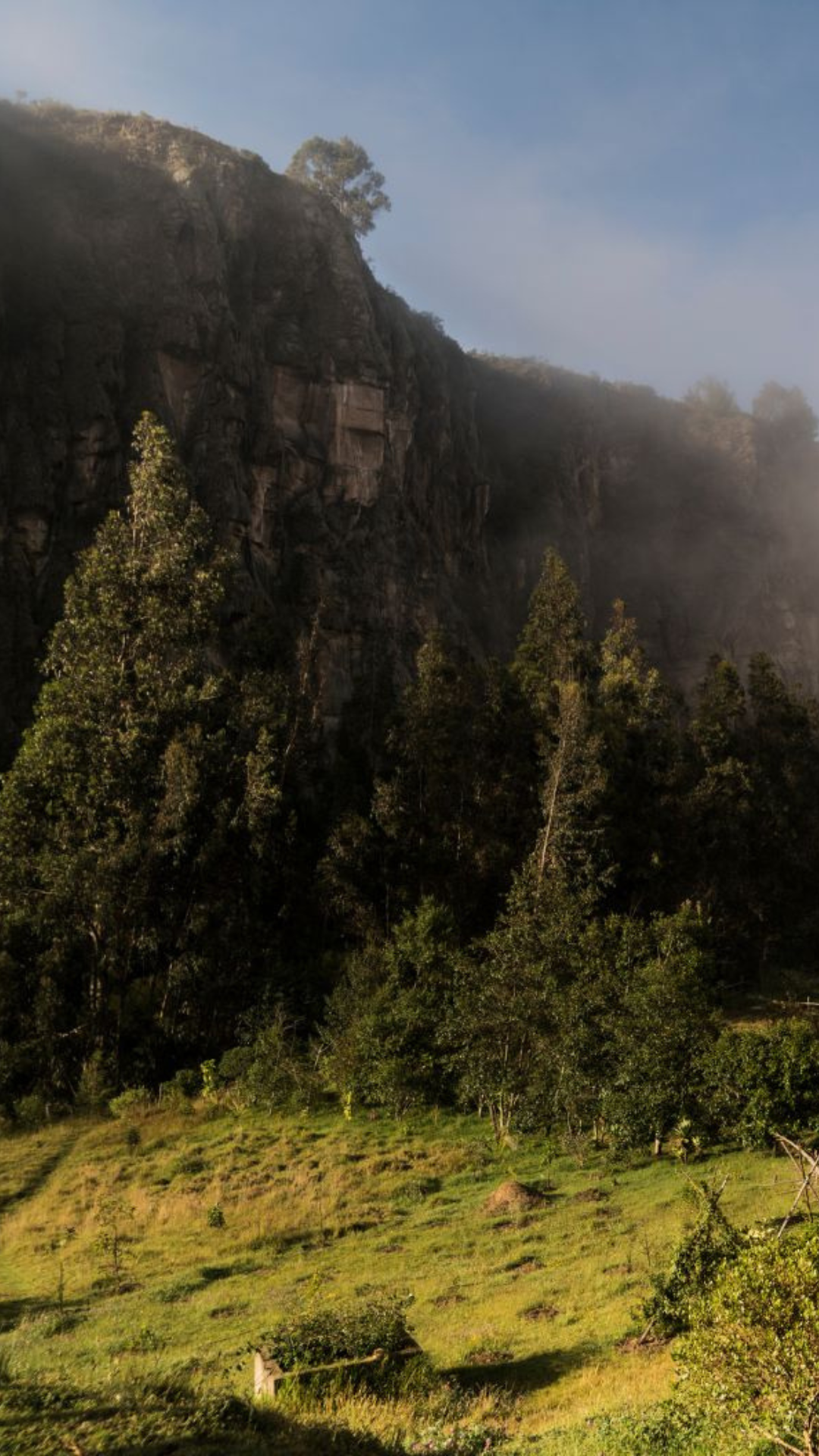 Farallones rocosos en paisaje natural andino cerca de Bogotá, escenario de experiencia Conexión Muisca y bienestar en la naturaleza.