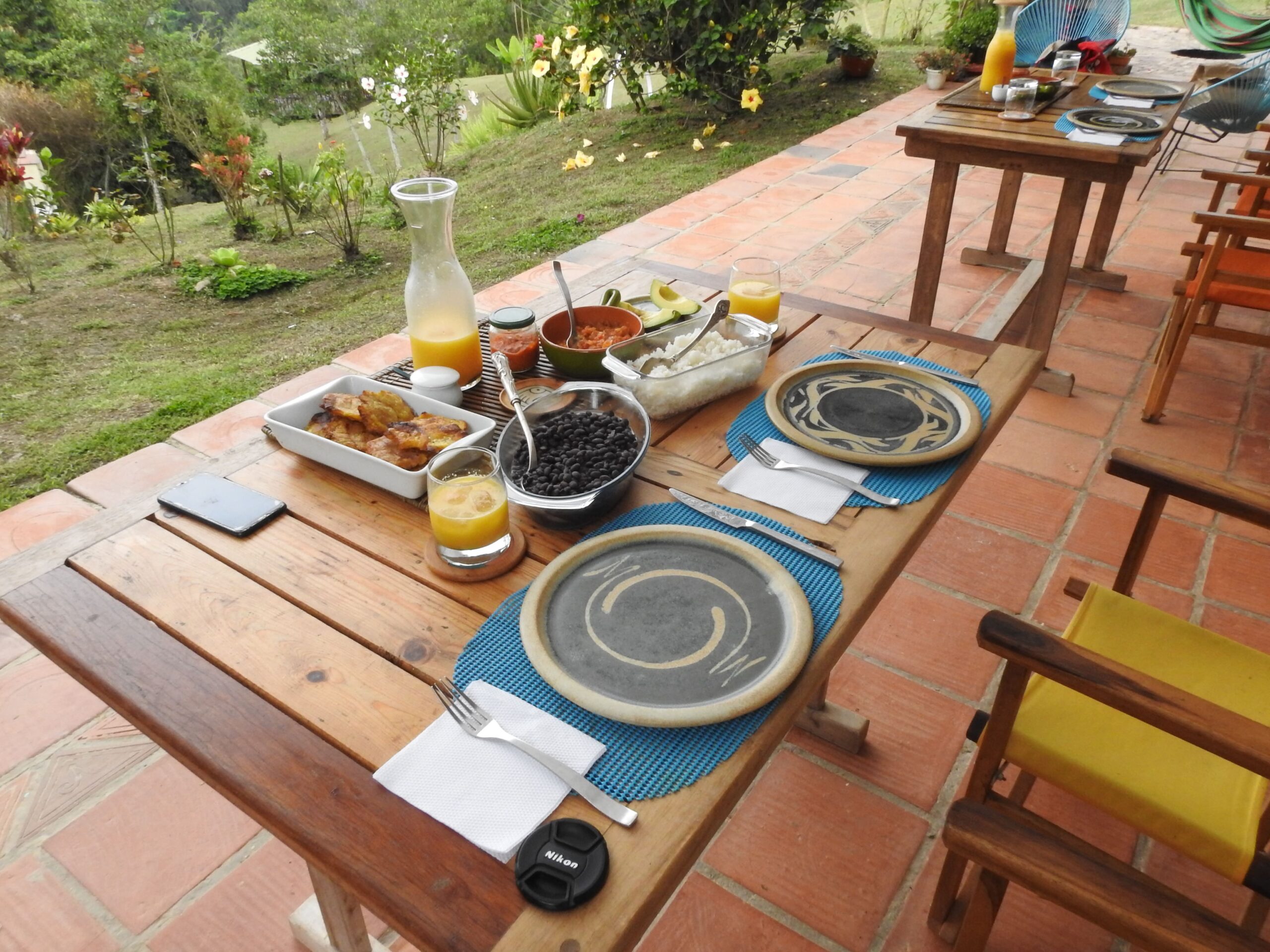 Plato de comida saludable con ingredientes naturales en experiencia de bienestar y alimentación consciente cerca de Bogotá.