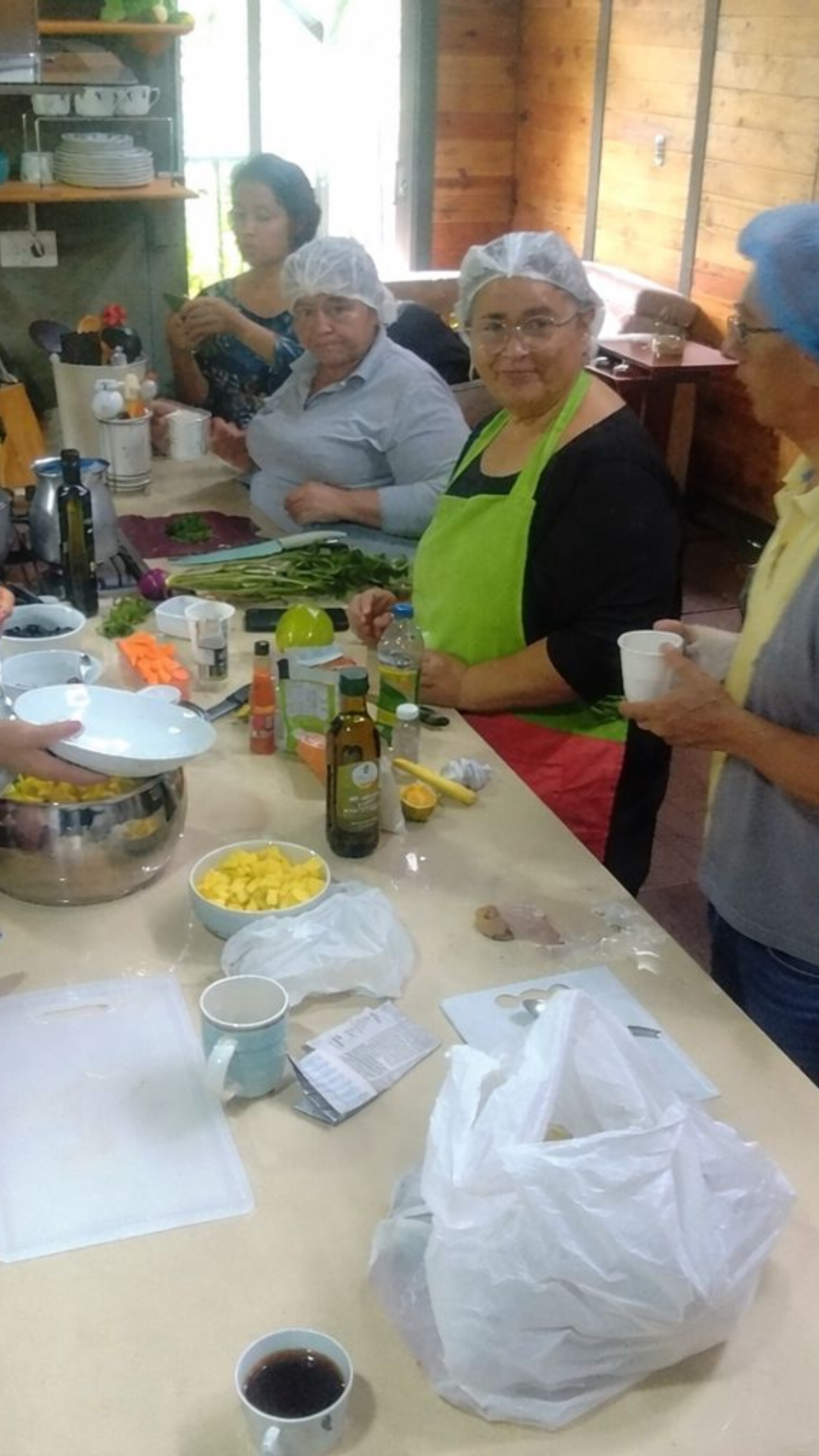 Grupo de personas preparando alimentos saludables en taller de cocina consciente del servicio ReplántEate cerca de Bogotá.